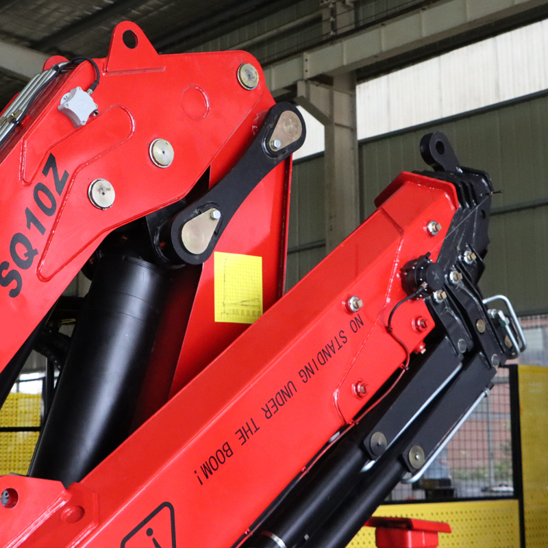 Grúa montada sobre camión con pluma articulada de 10 toneladas