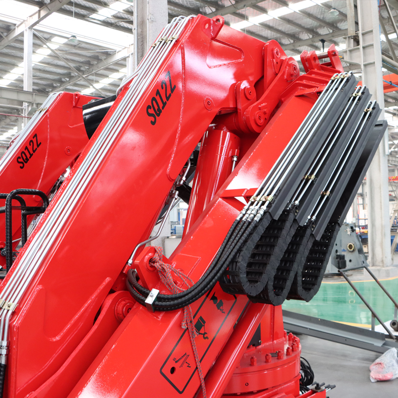 Grúa montada sobre camión con pluma articulada de 12 toneladas