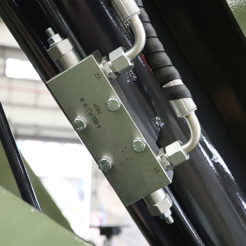 Grúa montada sobre camión con pluma articulada de 6,3 toneladas