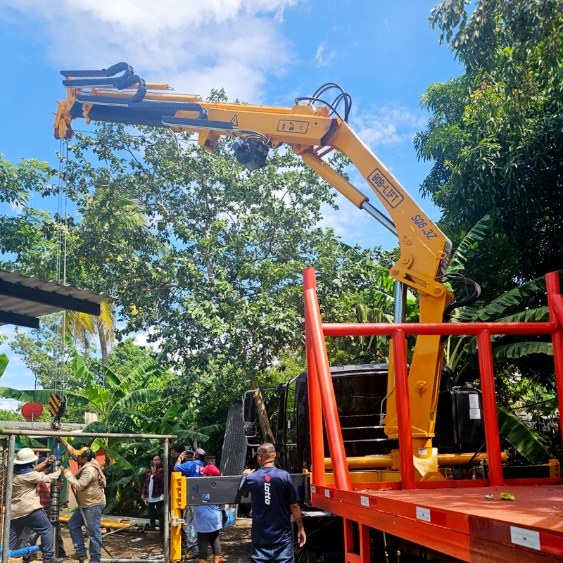 Grúa montada sobre camión con pluma articulada de 6,3 toneladas
