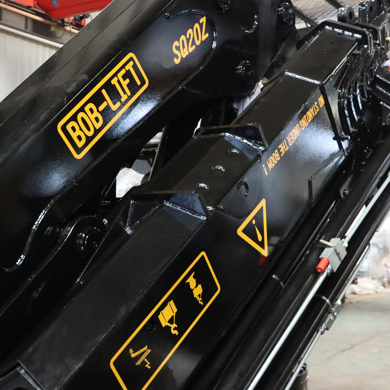 Grúa montada sobre camión con pluma articulada de 20 toneladas