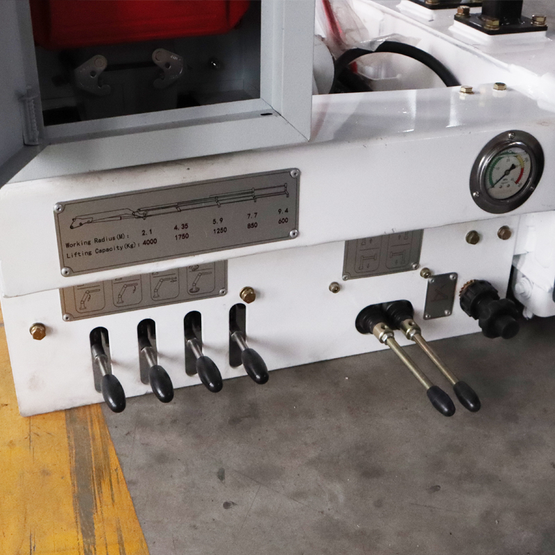 Grúa montada sobre camión con pluma articulada de 4 toneladas