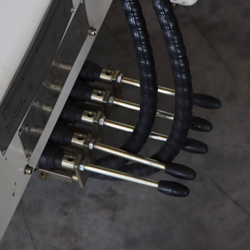 Grúa montada sobre camión con pluma articulada de 2 toneladas