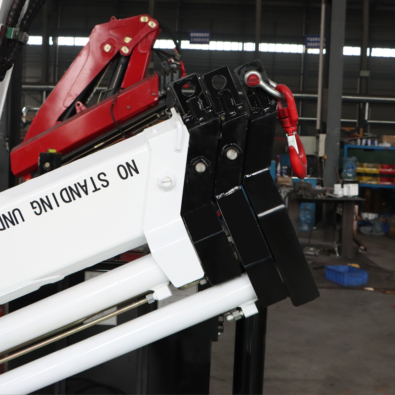 Grúa montada sobre camión con pluma articulada de 4 toneladas