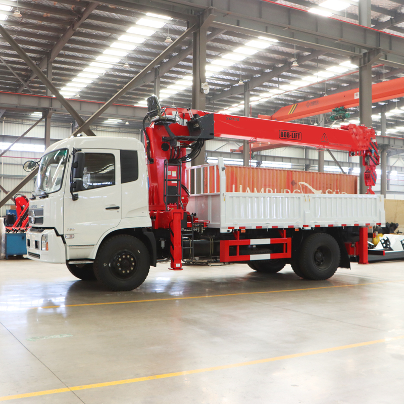 Grúa montada sobre camión con pluma telescópica de 10 toneladas