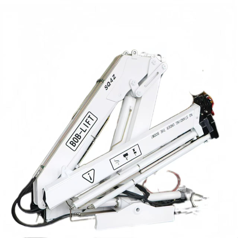 Grúa montada sobre camión con pluma articulada de 4 toneladas