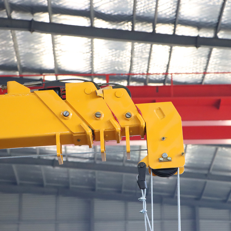 Grúa montada sobre camión con pluma telescópica de 4 toneladas