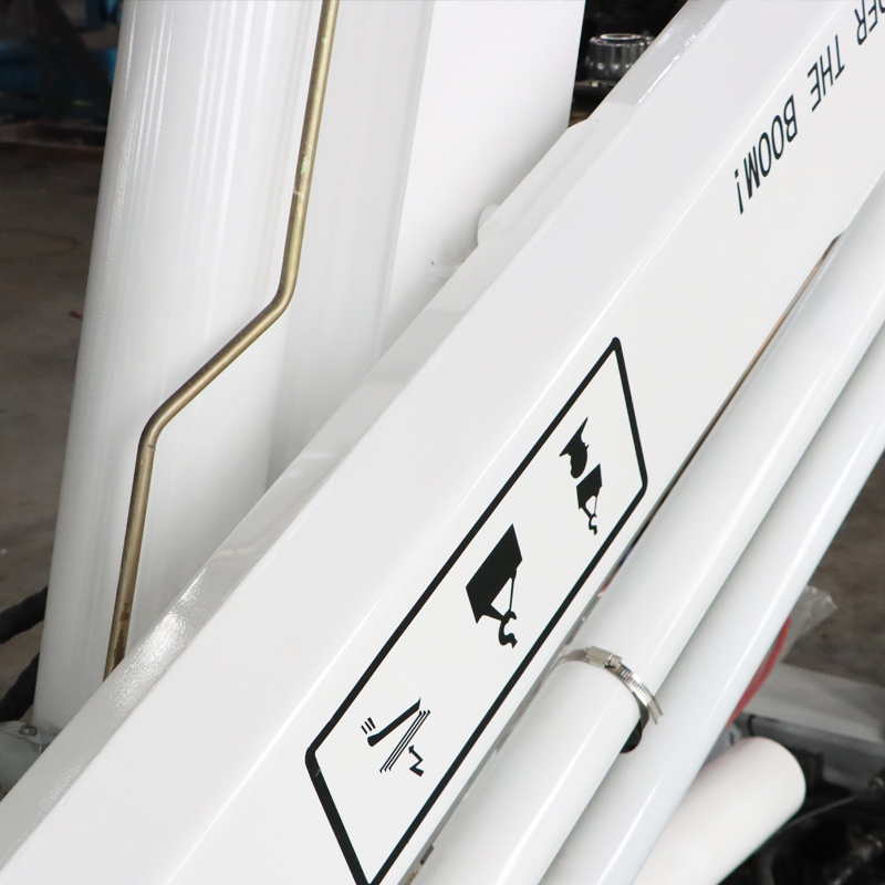 Grúa montada sobre camión con pluma articulada de 4 toneladas